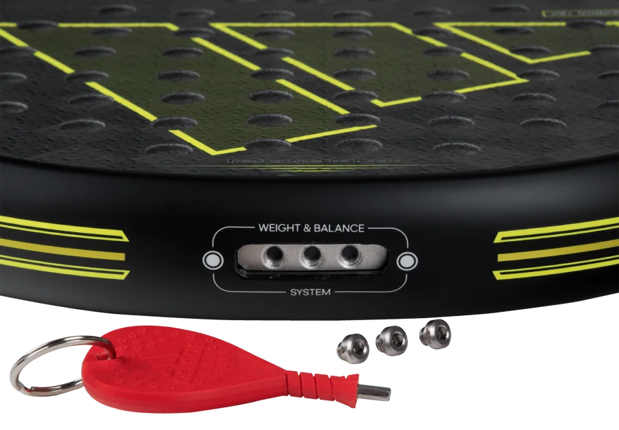 Närbild på de skruvar/vikter som medföljer Adidas Adipower Multiweight 3.3 2024. Med dessa kan man ändra rackets balans och vikt.