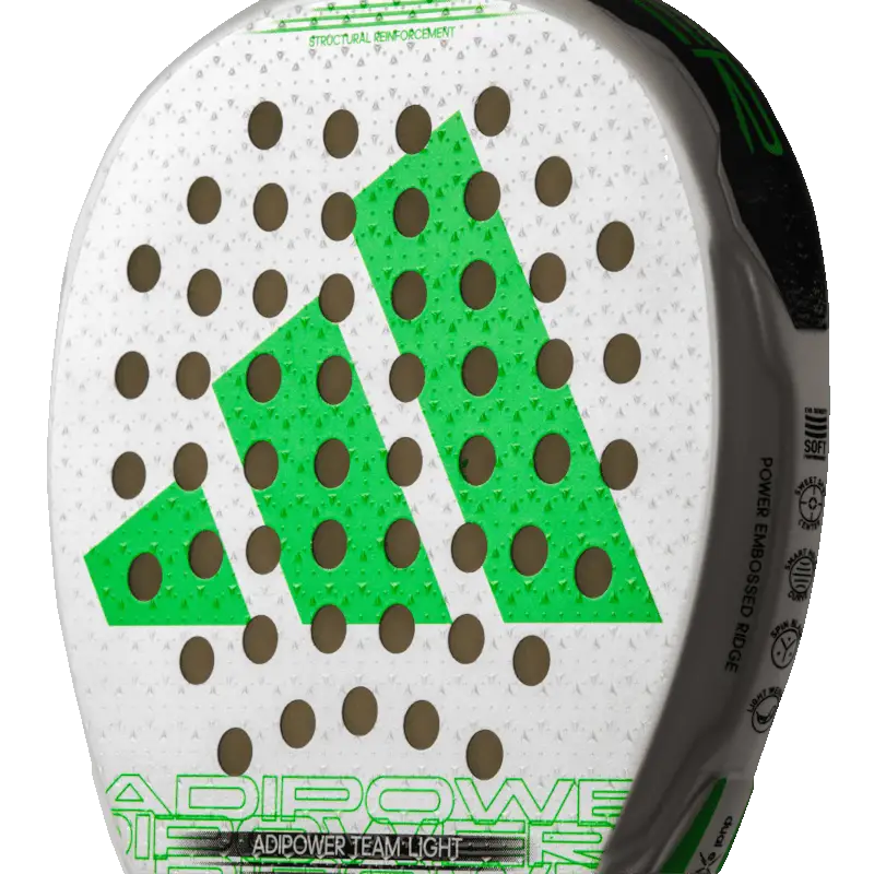 Närbild på Adidas Adipower Team Light 3.3 2024, där man kan se en struktur på ytan.