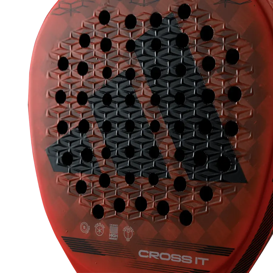 Närbild på strukturen på ytan hos padelracket Adidas Cross It 2024.