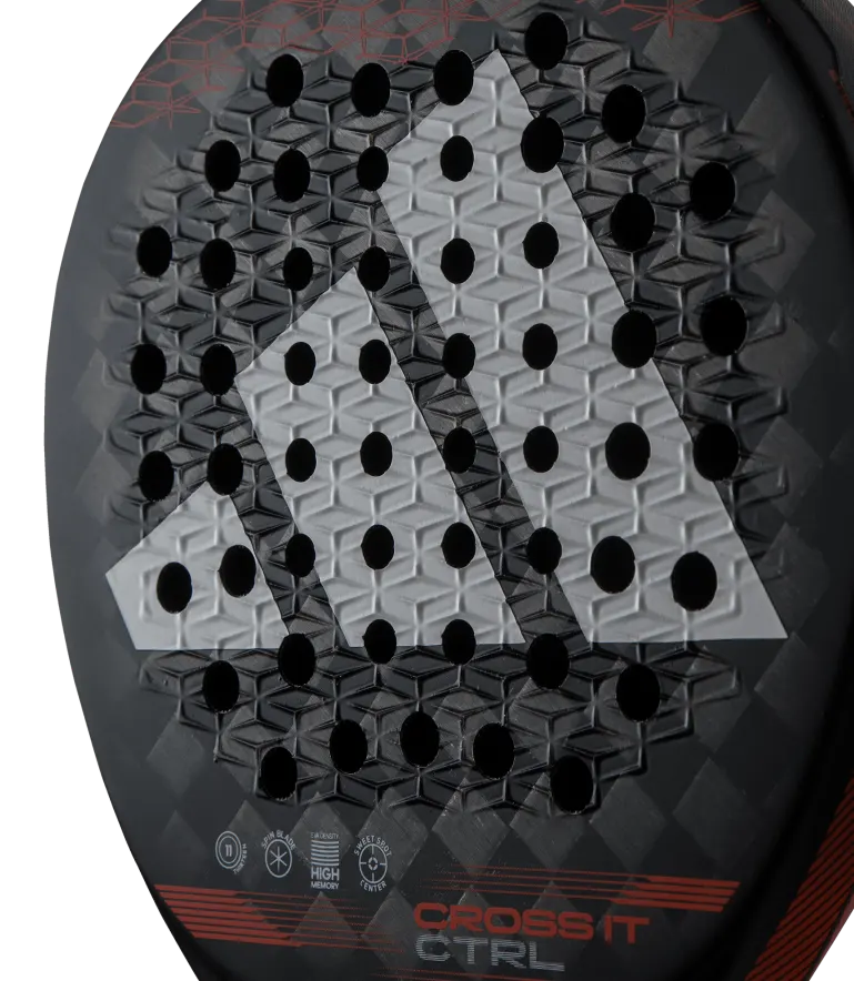 Här ser man den räfflade ytan hos padelracket Adidas Cross It CTRL 2024.