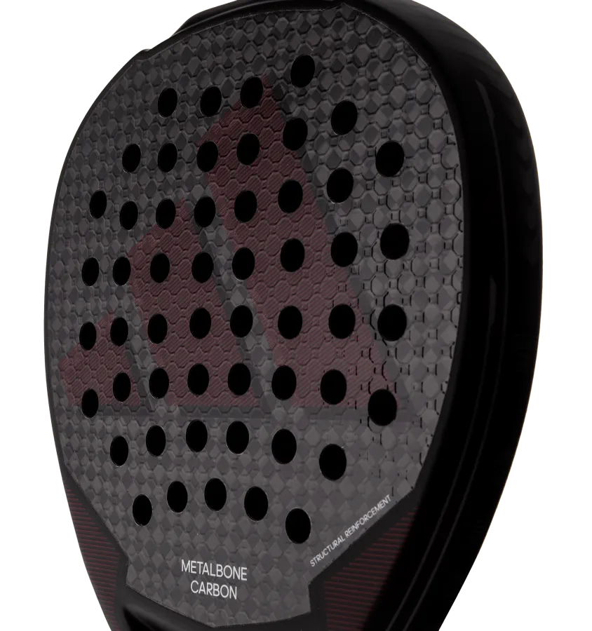 En närbild på padelracket Adidas Metalbone Carbon 3.3 2024, som visar 3D-strukturen på ytan.