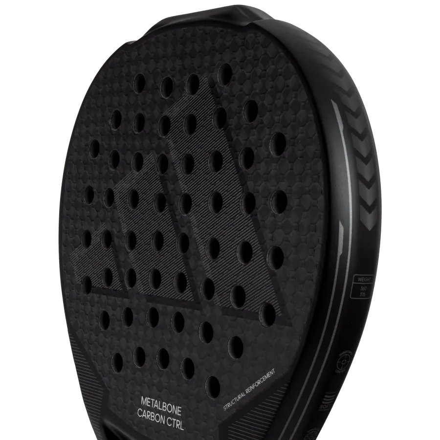 Slagytan på padelracket Adidas Metalbone Carbon CTRL 2024, här ser man den ruggade ytan tydligt.