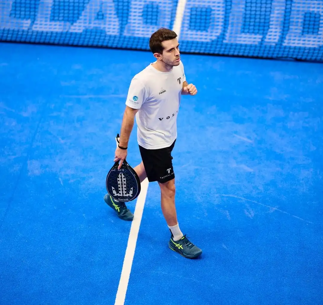 Lucas Bergamini med sitt racket från Tactical Padel.