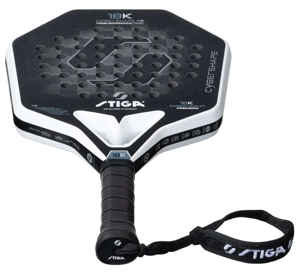 Stiga Cybershape 18K review, test, recension. Här ser vi träffytan på racket som har en struktur som påminner om sandpapper.