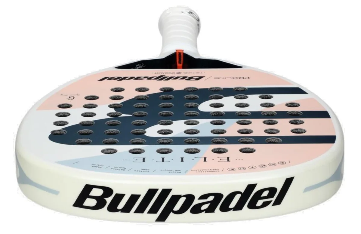Bullpadel Elite Woman 2025 är en mångsidig modell som gör sig stark oavsett hur man väljer att spela det.