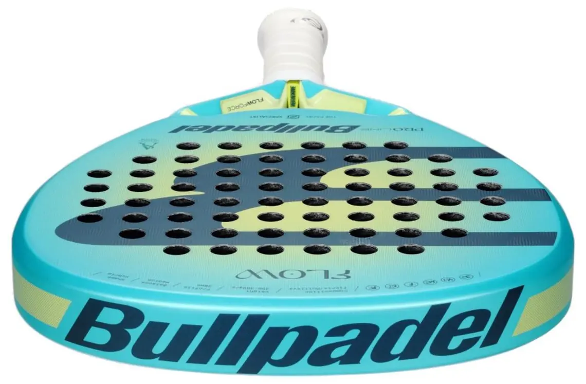 Bullpadel Flow W 2025 recension, omdöme, betyg. Här ser man en närbild på slagytan.