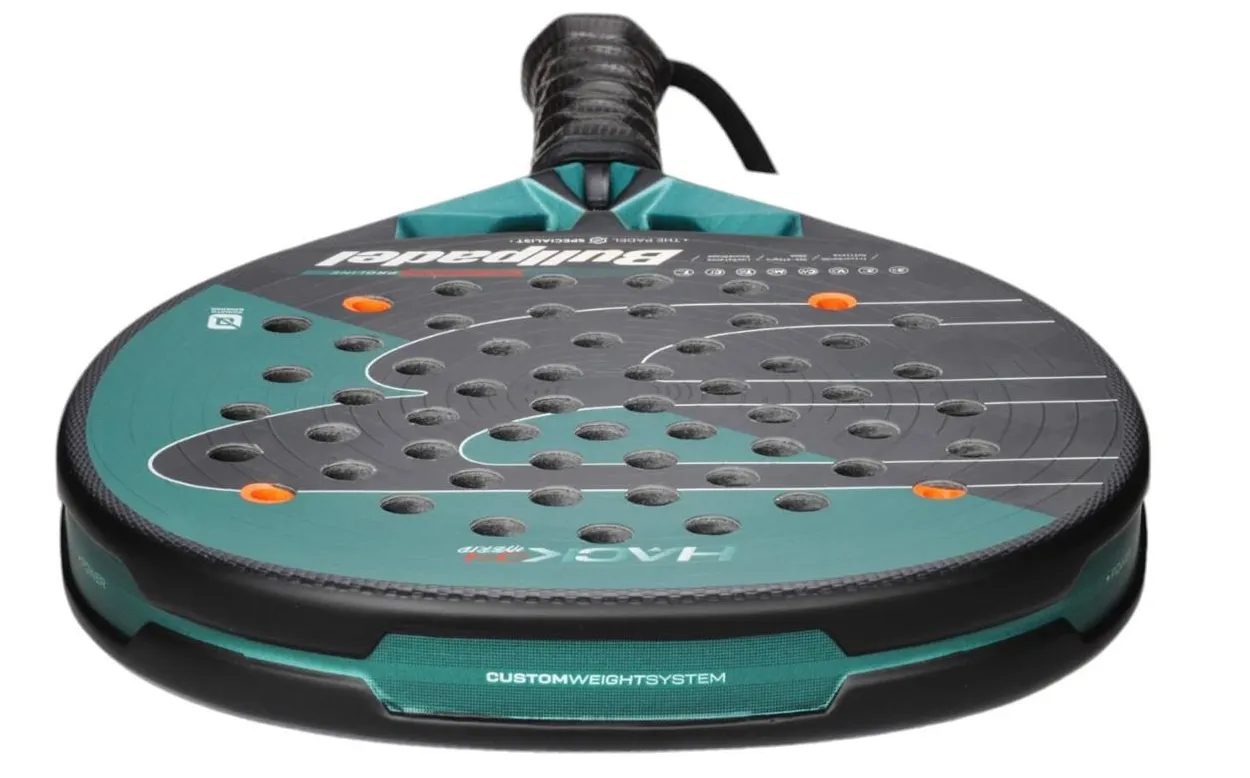 Slagytan på Bullpadel Hack 04 Hybrid 2025, som har 3D-mönster för extra spin.