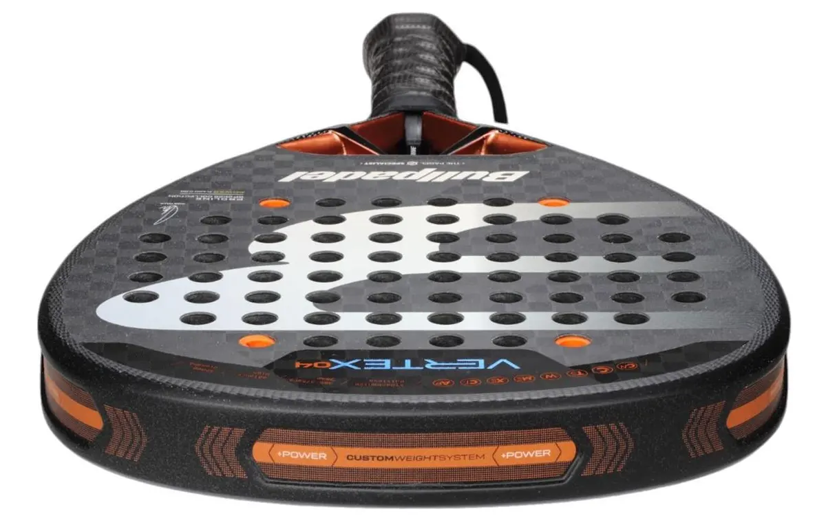 Slagytan på Bullpadel Vertex 04 2025 - Vårt test indikerar att yta hjälper till att sätta rejäl skruv.