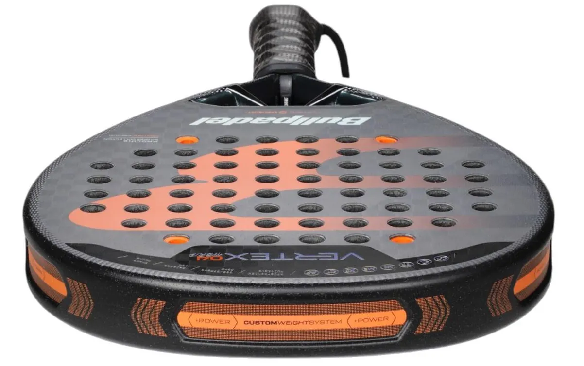 Bullpadel Vertex 04 Hybrid 2025 recension, test, omdöme. Detta påkostade och välgjorda padelracket kommer falla de flesta spelare i smaken.