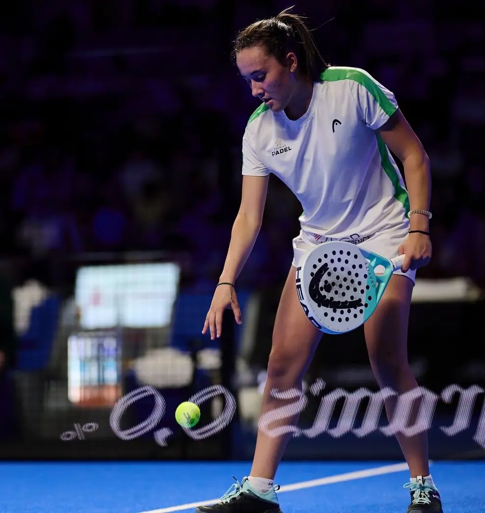 Andrea Ustero med sitt racket HEAD Gravity Motion.