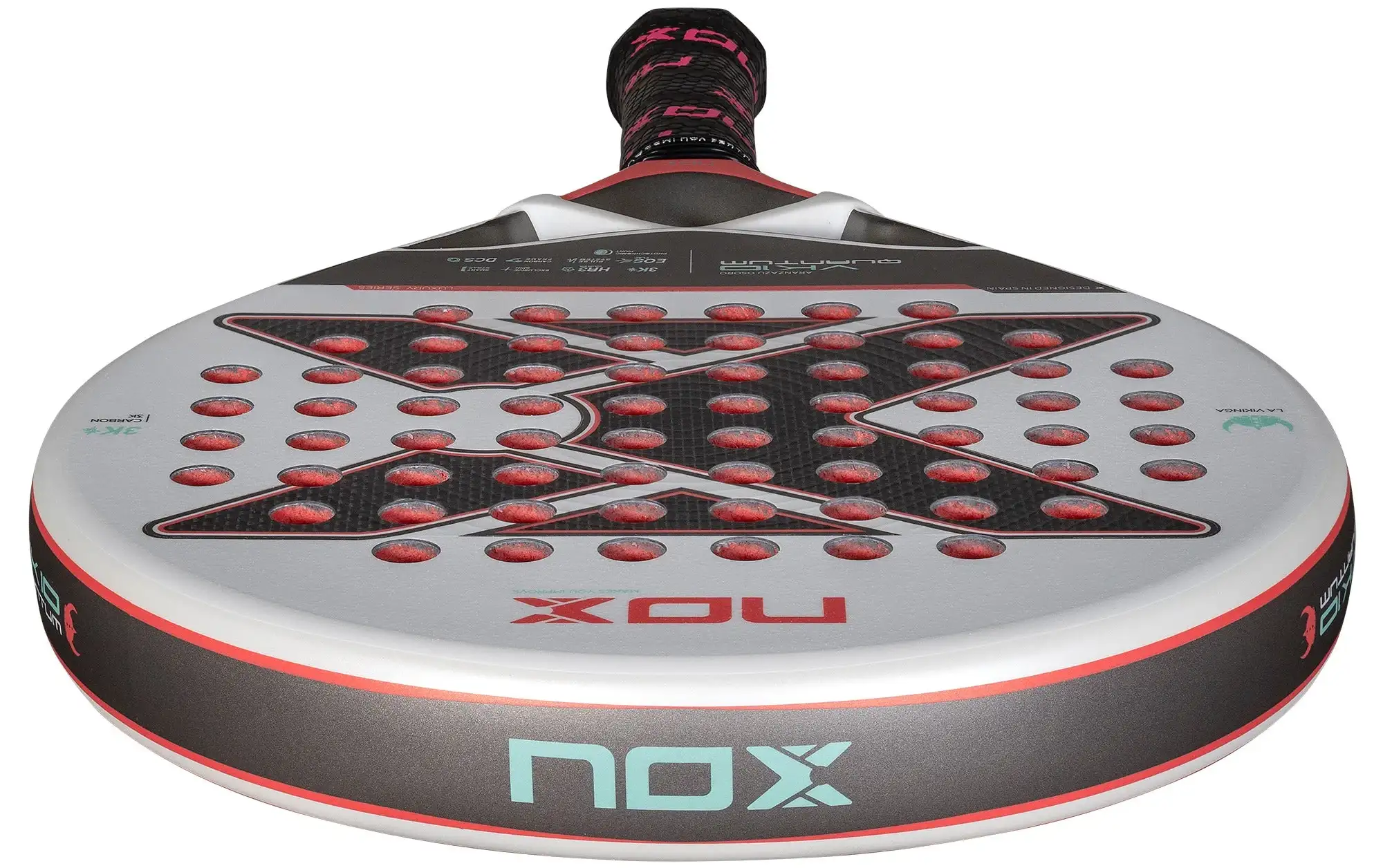 Träffytan på NOX VK10 Quantum 3K, som har sandpapper och 3D-mönster för mer effekt i skurna slag.