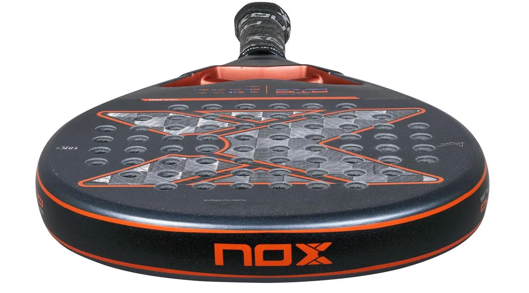 Ytan på padelracket Nox AT10 Luxury Genius 18K Alum 2025, som har både en 3D-struktur och sandpapper.