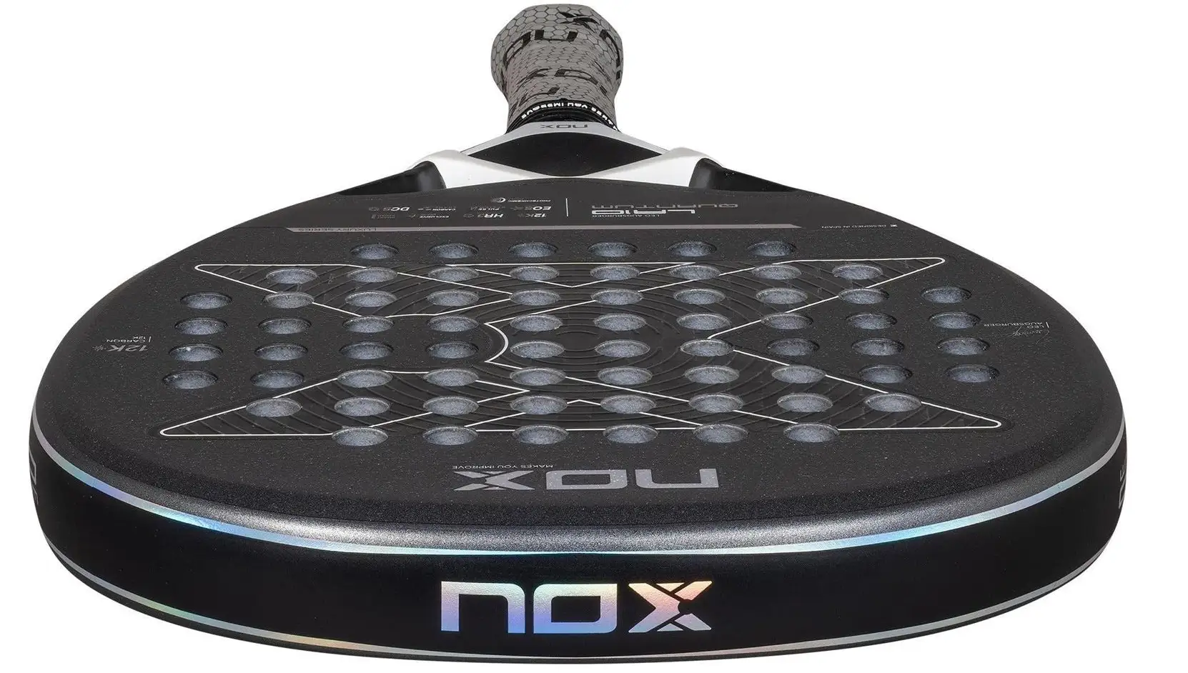 Slagytan hos padelracket Nox LA10 Quantum 12K, där man applicerat sandpapper och 3D-mönster.