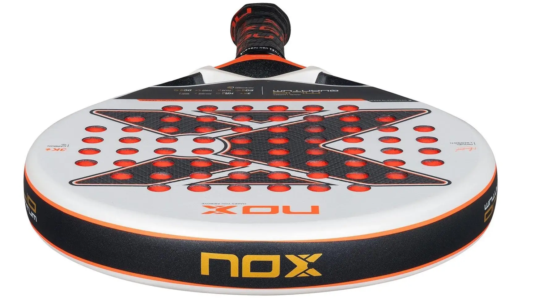 Ytan på Nox ML10 Quantum 3K 2025, som är mönstrad för extra mycket skruv på bollen.