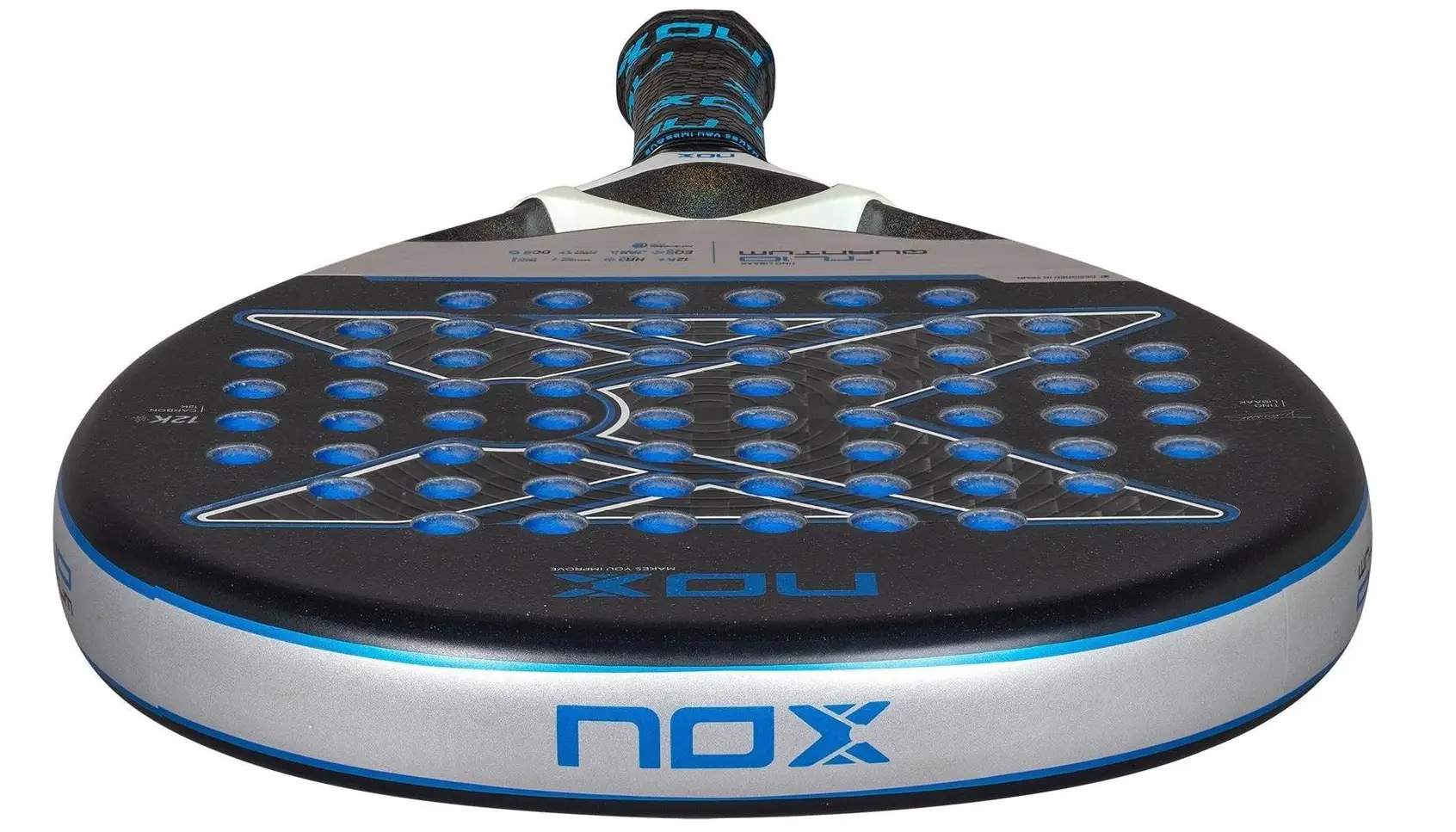 Närbild på slagytan hos padelracket Nox TL10 Quantum 12K 2025.