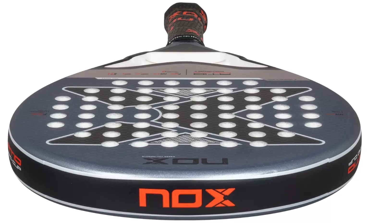 Slagytan på NOX AT10 Pro Cup COMFORT 2025, som har en struktur.
