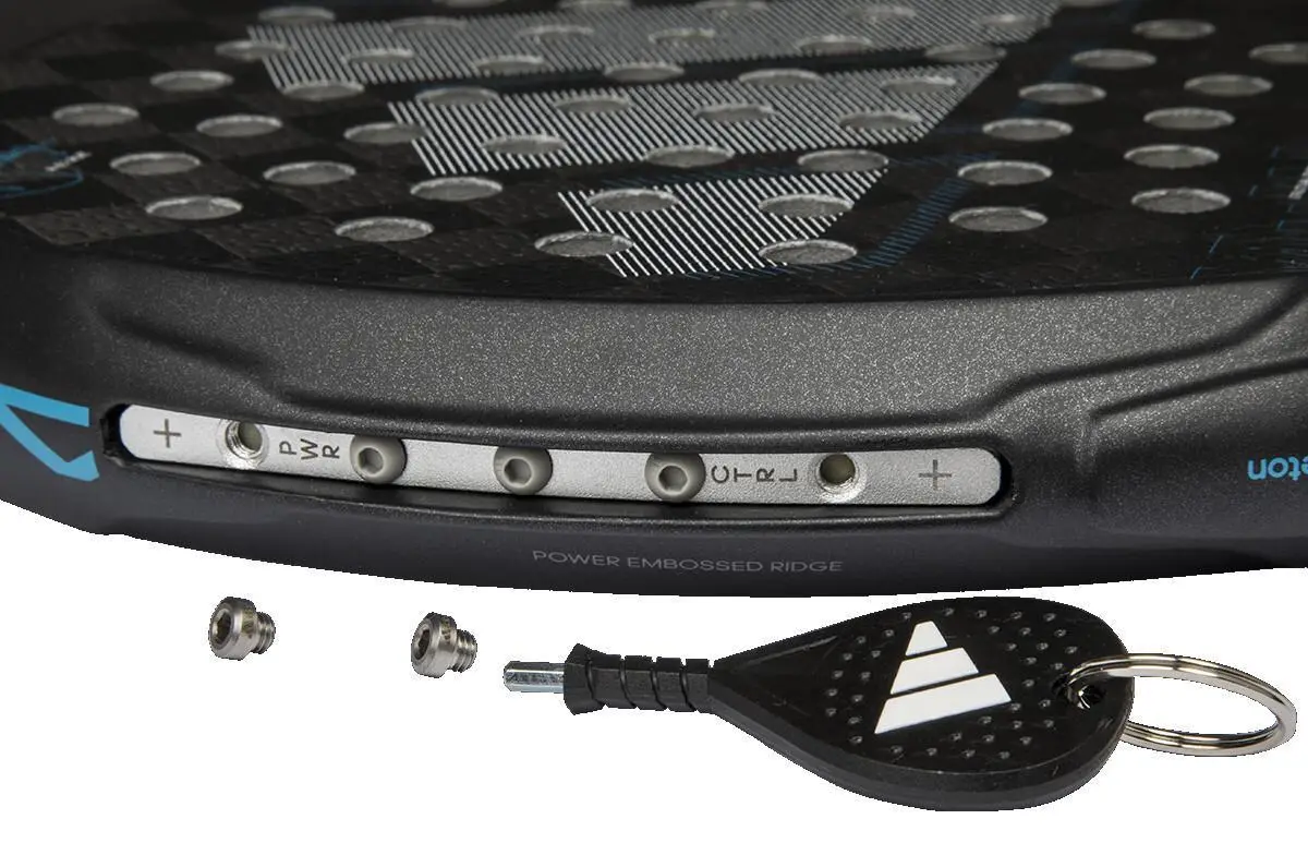 Adidas Adipower Multiweight CTRL 3.4 slagyta och vikter. Det går att anpassa racket med små vikter för flexibilitet.