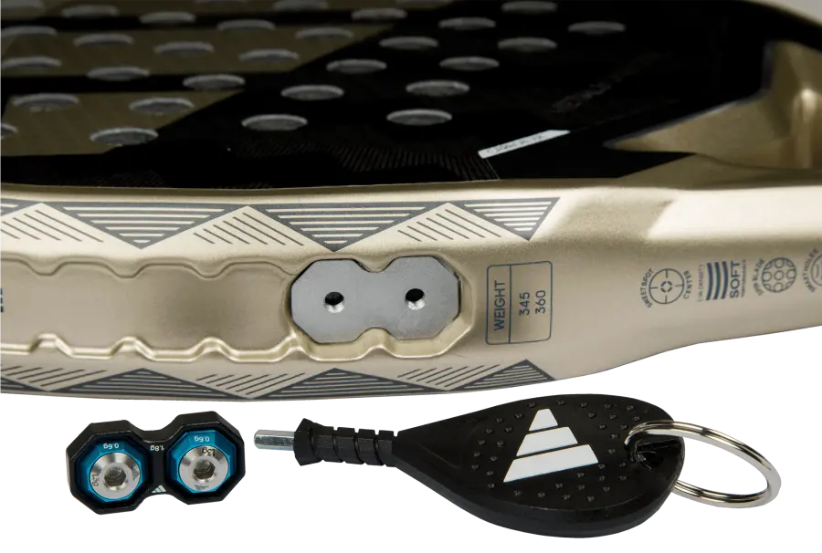 adidas Metalbone Ctrl 3.4 närbild på vikter. Här kan man smidigt anpassa totalvikten och balansen i racket.