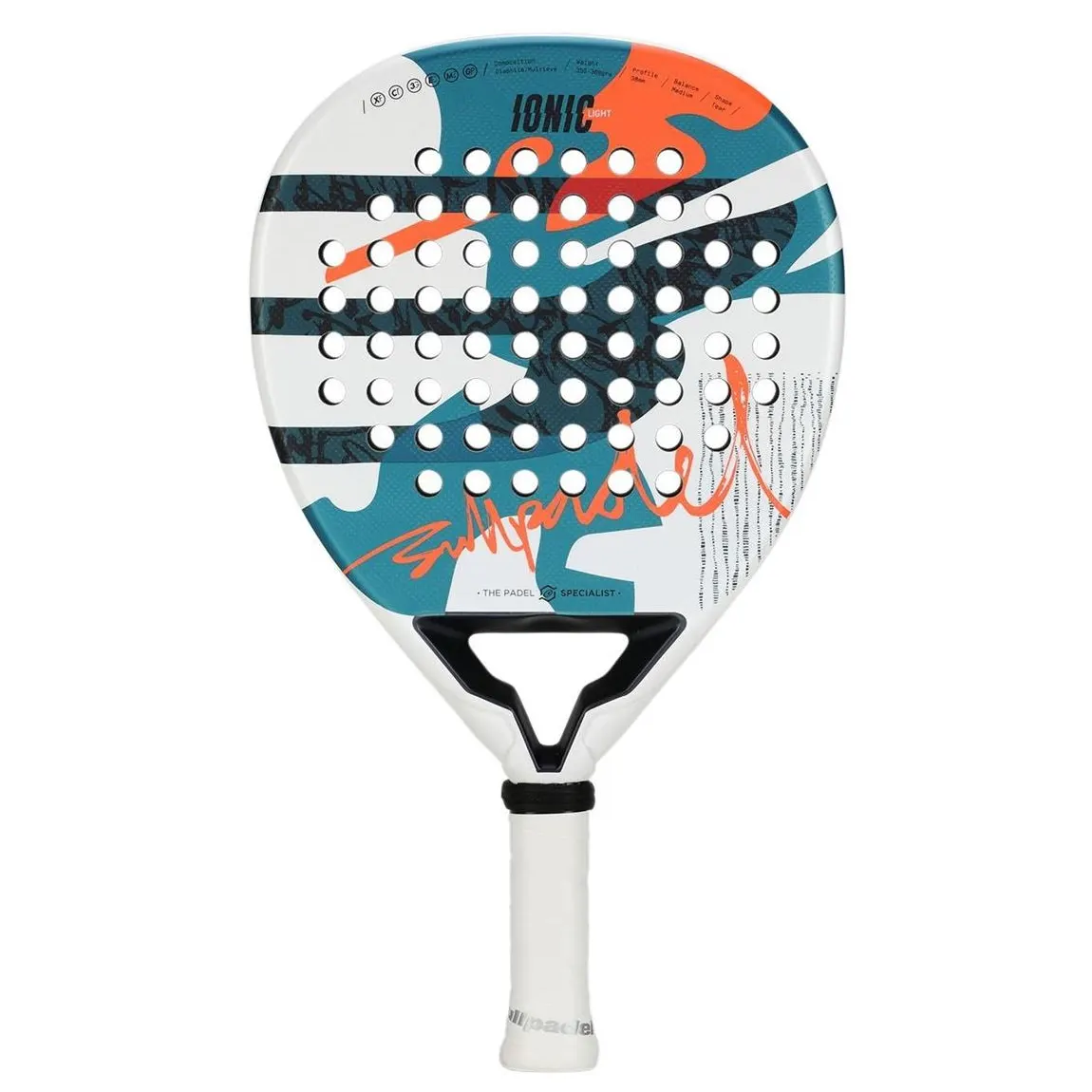 Bullpadel Ionic Light är Claudia Jensens racket.