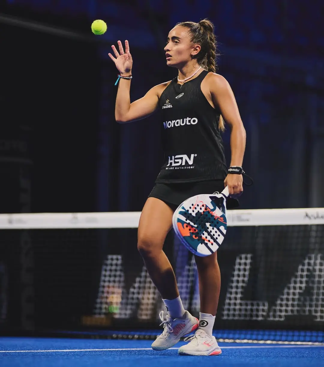 Claudia Jensen med sitt racket Bullpadel Ionic Light.
