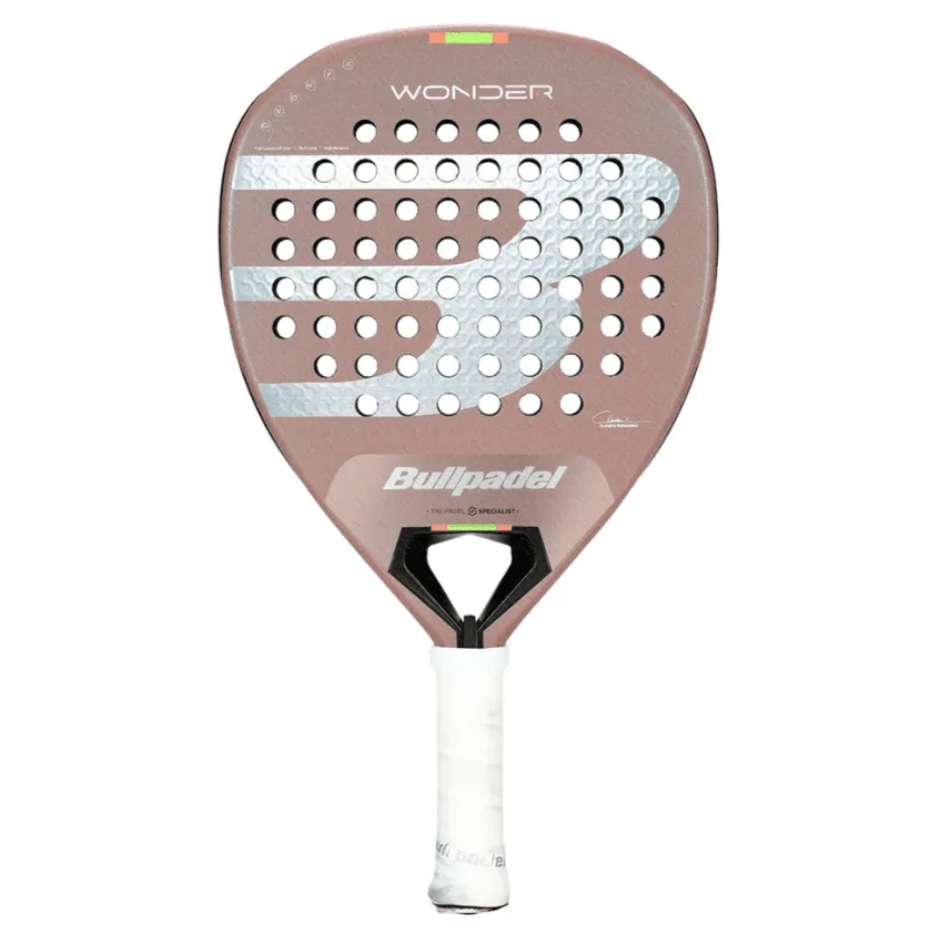 Bullpadel Wonder 2026 är den unga padelstjärnan Claudia Fernandez racket för årets säsong.