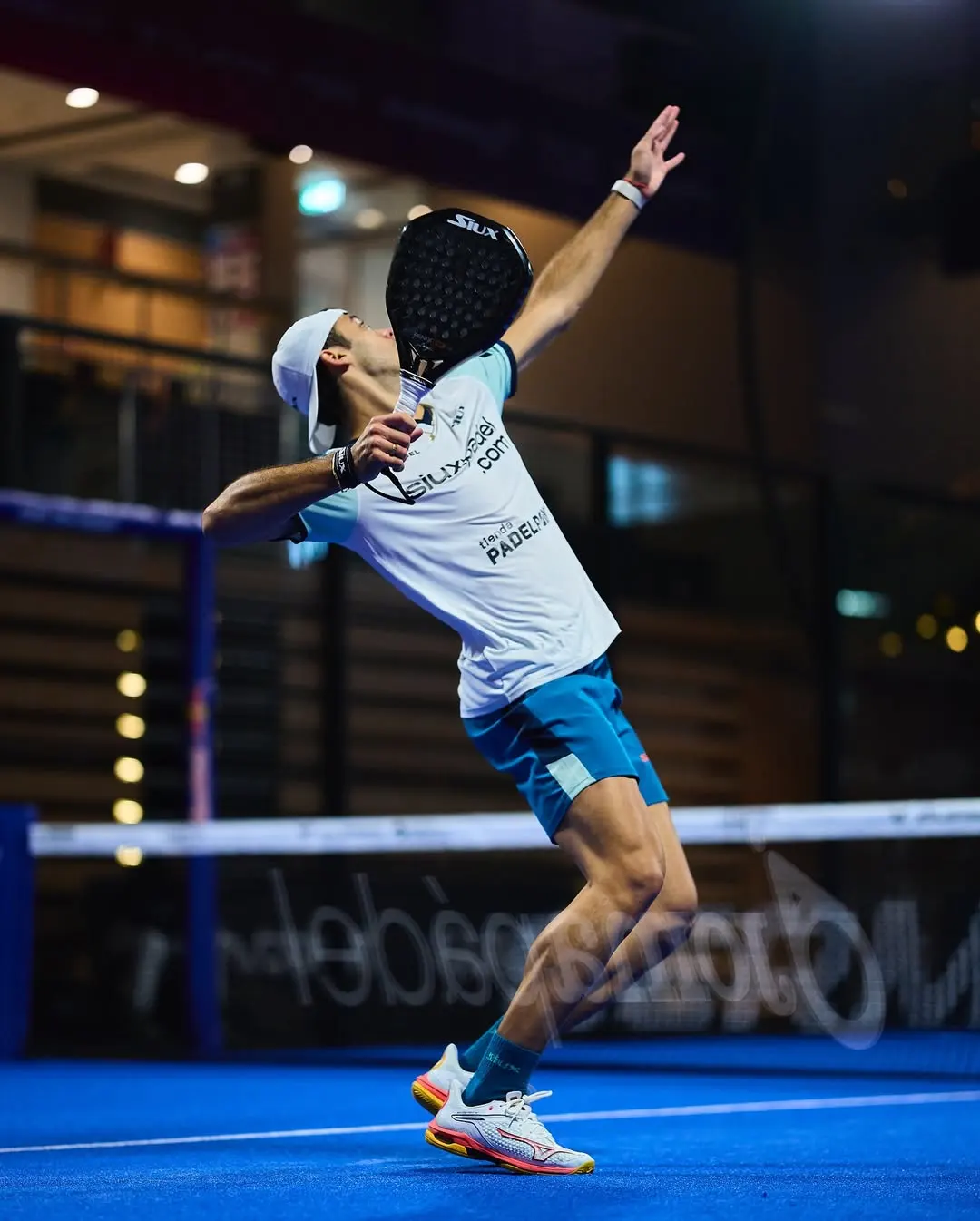 Leo Augsburger med sitt racket som han kommer använda 2026.