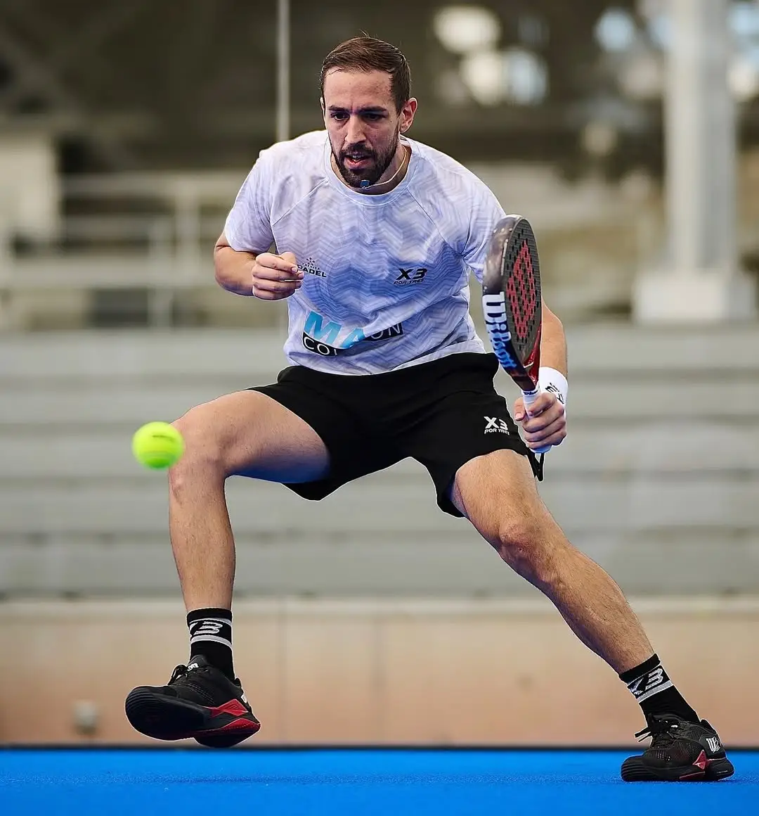Lucho Capra med sitt racket 2026.