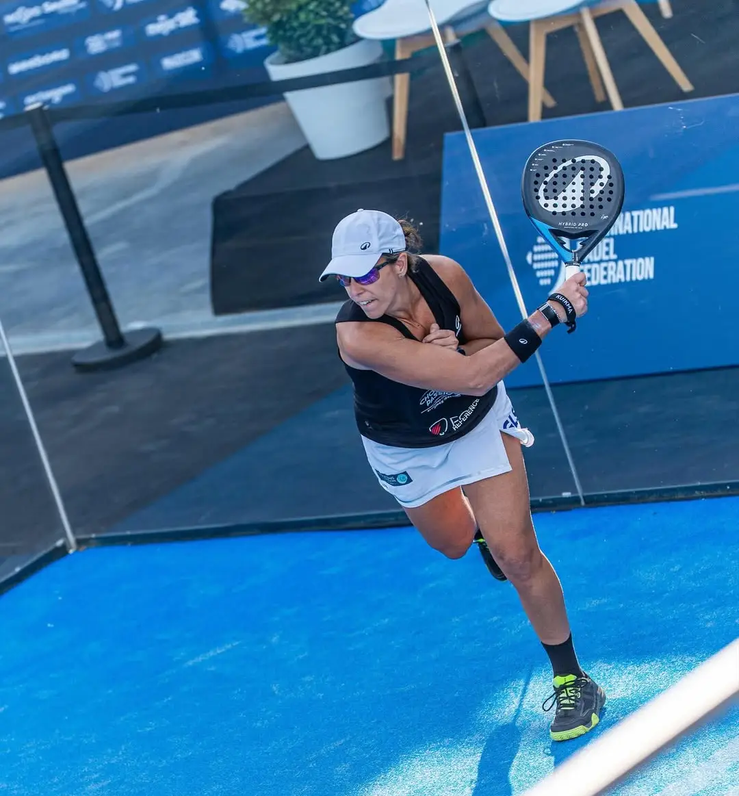 Lucia Sainz in action med sitt padelracket 2026.