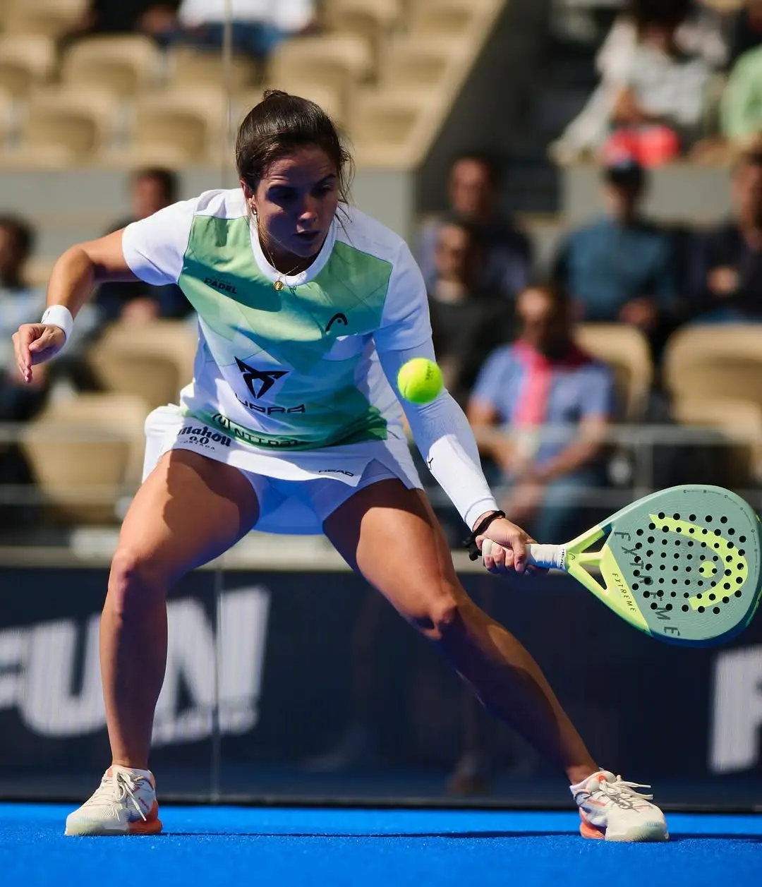 Paula Josemaria med sitt racket för 2026.