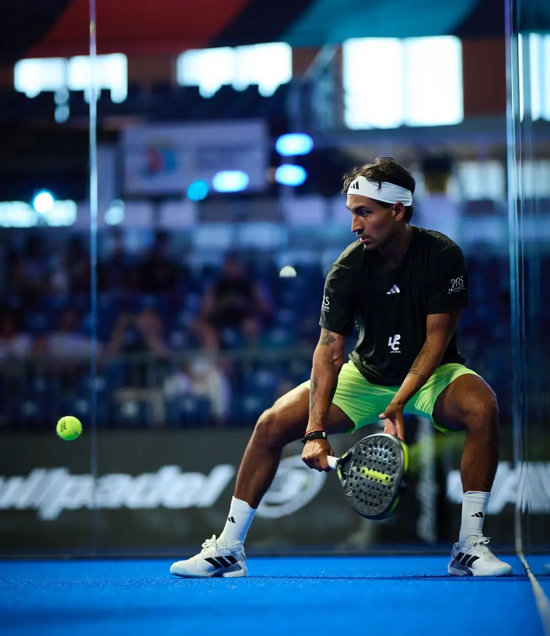 Simon Vasquez med sitt racket 2026 som är ett Tretorn Supreme Vsqz.