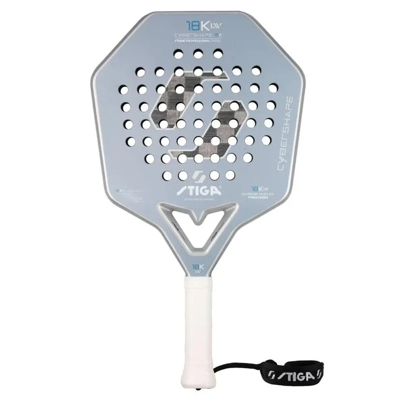 Stiga Cybershape V2 18K LW 2026 spelar den svenska padelstjärnan Amanda Girdo med. Det är en styv modell med mycket kontroll.