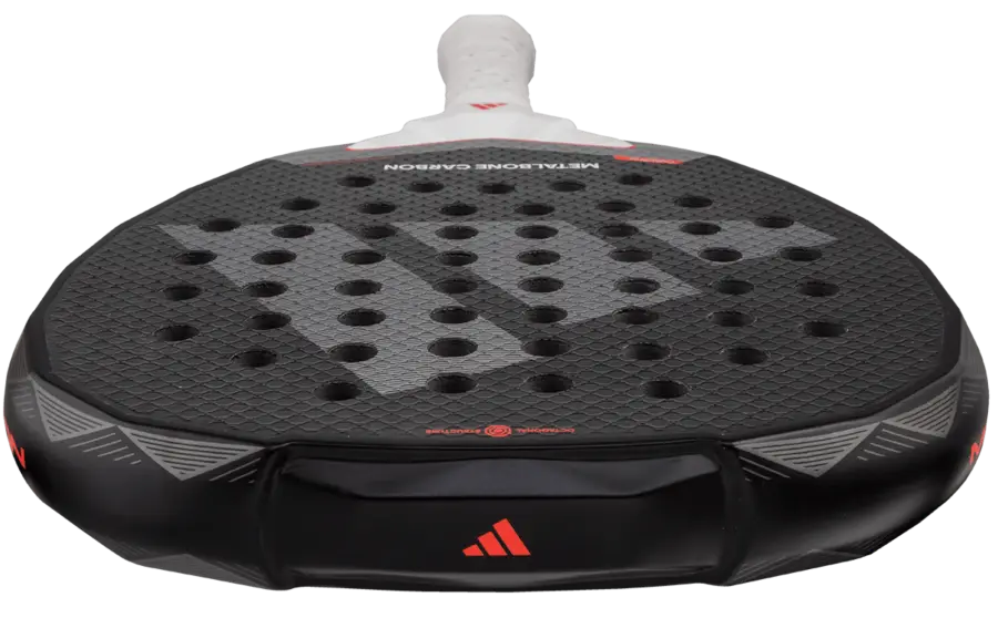adidas Metalbone Carbon 3.4 2025 slagytan där man ser det räfflade mönstret som hjälper till att sätta skruv på bollen.