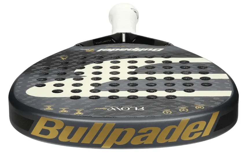 Bullpadel Flow Legend 2026 närbild på slagytan där man ser strukturen som hjälper till att skruva bollarna.