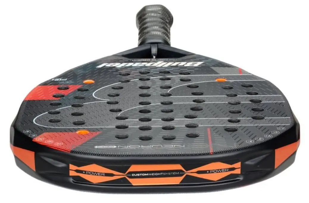 Bullpadel Neuron 02 Edge 2026 review. Här syns den kantiga ramen som hjälper till att ge ännu mer stabilitet och kraft i slagen.
