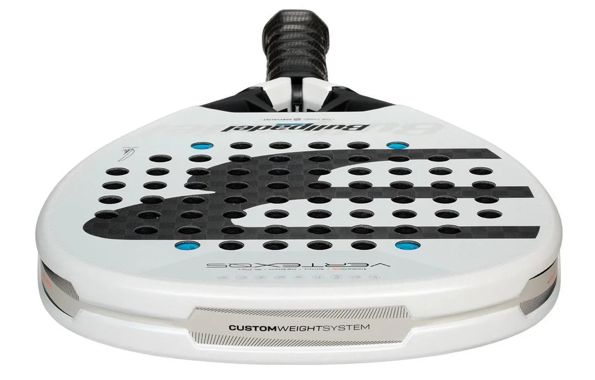 Bullpadel Vertex 05 2026. Här syns en närbild på racket, där man bland annat ser de fyra stötdämparna i slagytan som dämpar vibrationer.