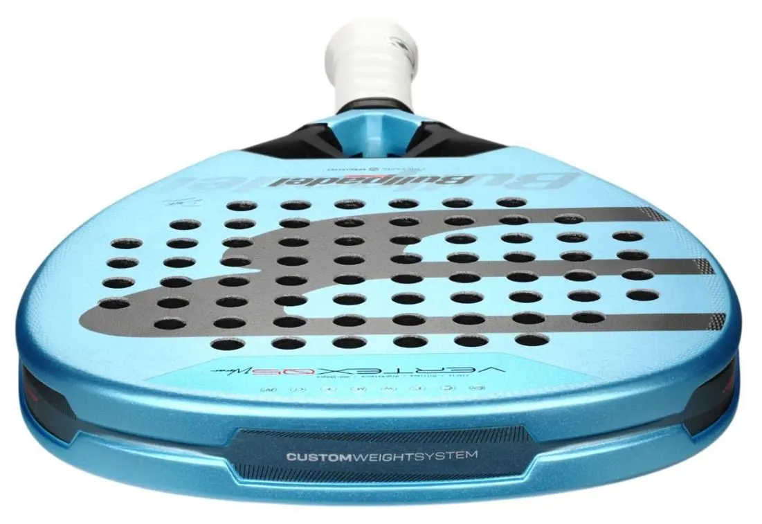 Bullpadel Vertex 05 Woman 2026 recension. Ett lätt och smidigt padelracket för damer.
