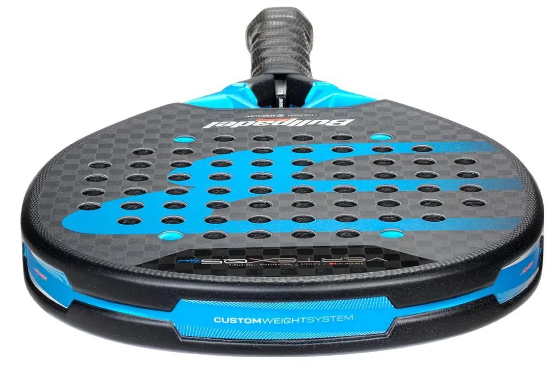 Bullpadel Vertex 05 hybrid 2026. Ett kontrollracket som ger hög precision i slagen och har en sandpappersyta för maximalt med spin.