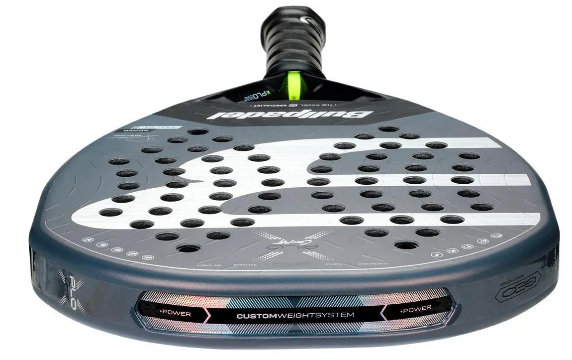 Bullpadel XPLO Comfort 2026 närbild på yta. Här syns den kantiga utformningen på ramen som ska ge högre stabilitet och större sweet spot.