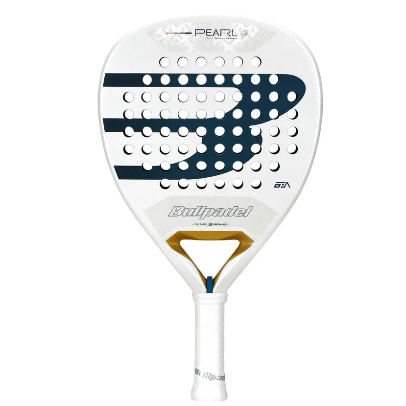 Bullpadel Pearl 2026 är bästa padelracket för damer i den offensiva klassen. Här får man rikligt med fart och en trevlig kompanjon på banan.