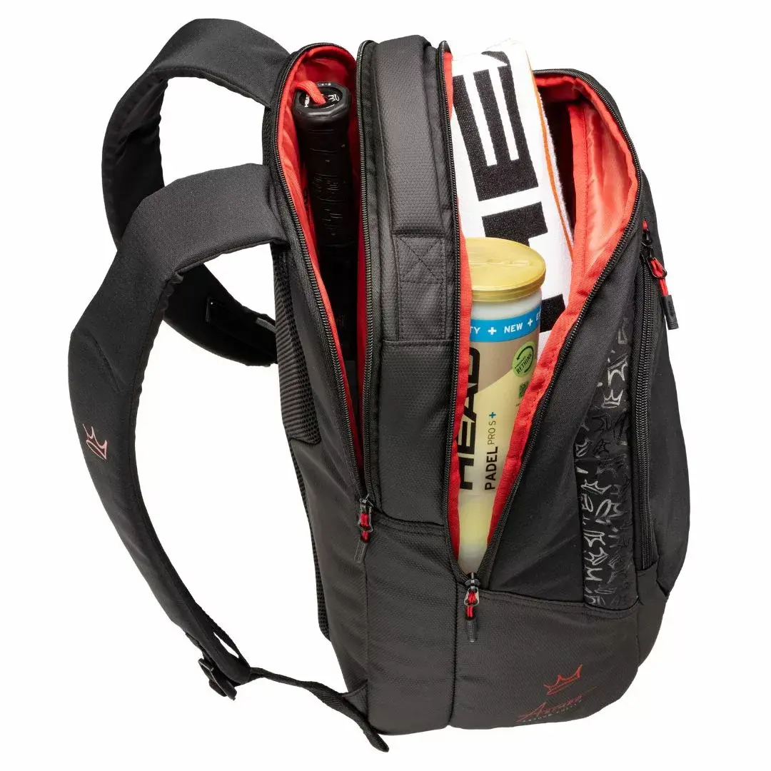 HEAD Pro X Backpack tar sig högt upp i vårt padelryggsäck bäst i test. Denna modellen har bland annat ett eget fack för racken och många smarta fack för tillbehör. Samt ett stort för kläder och handduk m.m.