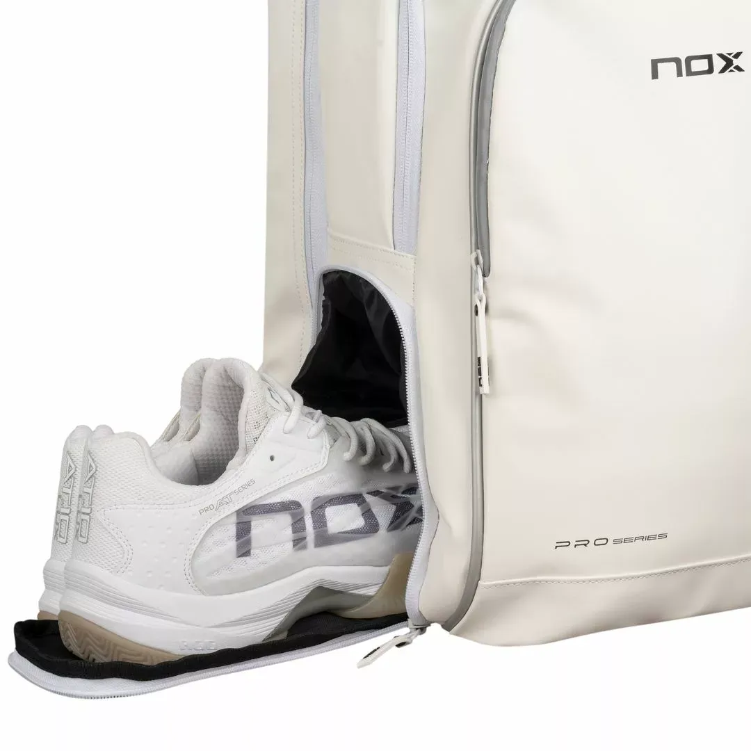 Här ser man det separata skofacket på padelryggsäcken Nox Mochila Pro Series. Det är vårt val av bästa ryggsäck för padel 2026.