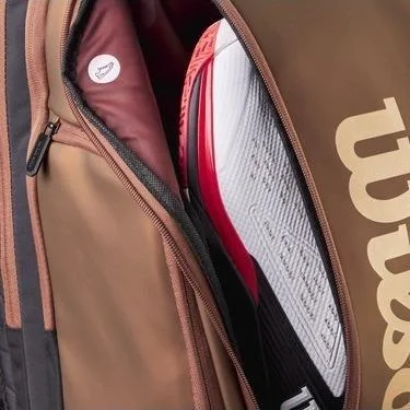 Wilson Super Tour Pro Staff V14 är en ryggsäck för padel med eget skofack som är ventilerat.
