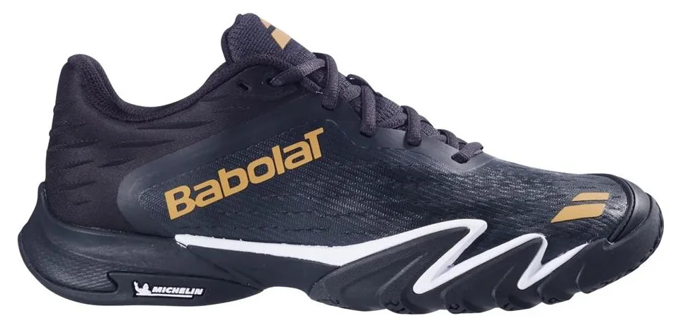 Babolat Premura 3 herrmodell i svart med guld. Vårt val av bästa padelsko i premiumklassen, en utpräglad padelsko byggd kring snabbhet med en padelspecifik Michelin-sula.