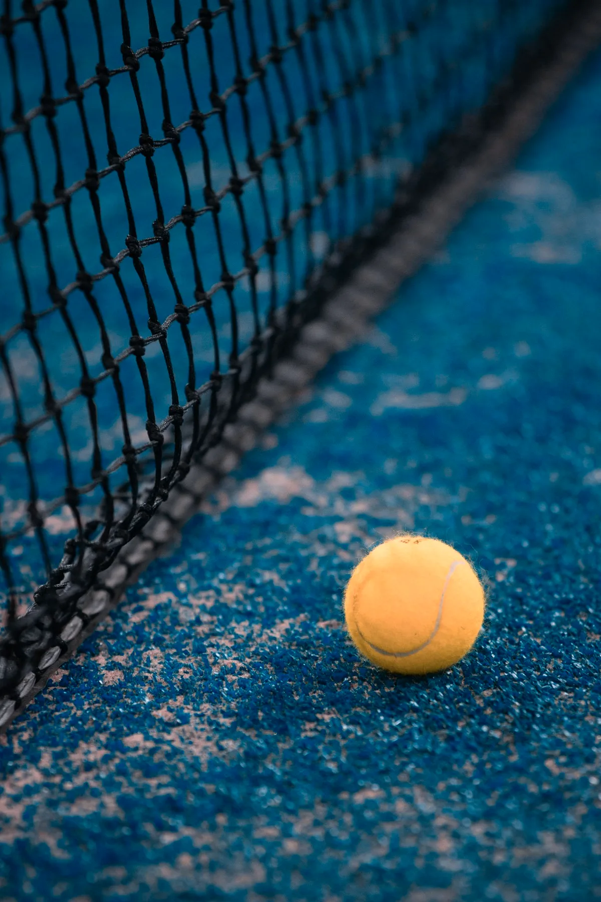 Padelbana med nät och boll
